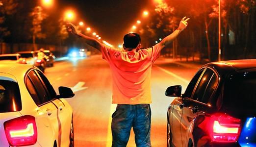 2013年8月25日凌晨，北京，在東壩大街路口進行的一場飆車。