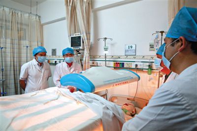 受傷醫(yī)生覃某正在進(jìn)行治療。昨日上午，醫(yī)生覃某在醫(yī)院乘電梯期間，被一名患者潑汽油并點(diǎn)燃，致重度燒傷。圖/CFP