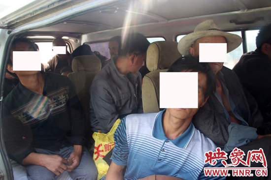 一輛8座的面包車竟然擠進17個人。