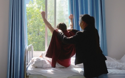 出院前，窗外透進一道陽光，打在他的身上。