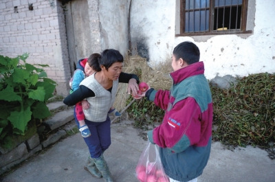 看到他遞來蘋果，村人尷尬地笑笑，婉拒了。