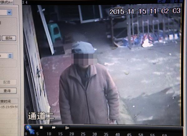 2015年11月17日，鄰居家的監(jiān)控在事發(fā)當天拍到老人生前遺像。澎湃新聞記者 雍凱 圖