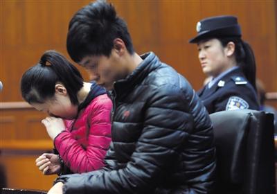 昨日，因殺死自己的親生兒子，被告人王某受審，其男友喬某則因涉嫌幫助毀滅證據(jù)罪受審。