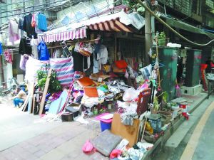 工作人員清理前，阿姨家周圍垃圾如山。