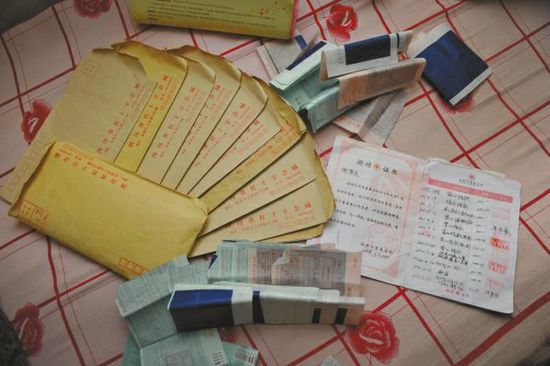 廖弟友捐款后保存的部分收據(jù)。