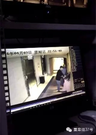 一女子在酒店被陌生男子拖拽。    視頻截圖