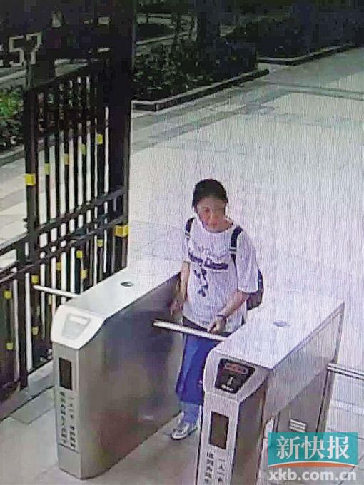 小區(qū)監(jiān)控拍到,保姆“李晴”于14日下午1時55分背著官女士的背包離開。均為當事人供圖