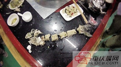 拼出魚骨，推斷魚沒有3斤8兩。 本報(bào)記者 平索茜 攝