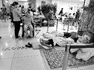 協(xié)和醫(yī)院門外商販出租的床，12小時(shí)500元。