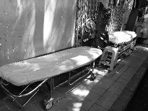 天壇醫(yī)院外商販出租的床，一天350元。汪慧賢/攝