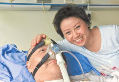 一年多來，楊曉華陪伴著臥病在床的男友，一日三餐悉心照料，毫無怨言。