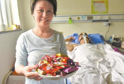 下周三兩人有望拿到結婚證，21日，喜氣洋洋的楊曉華已經準備好了喜糖。