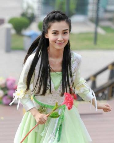 但是和倪妮站在一起，黑了一個色號，整個人都有點黯淡了。