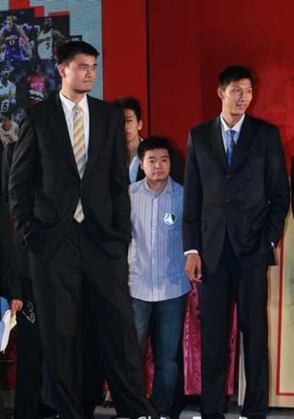 鄧超夫婦以及于嘉、林書豪，放在人群里都是不錯的身高，顯然，他們選錯了參照物。