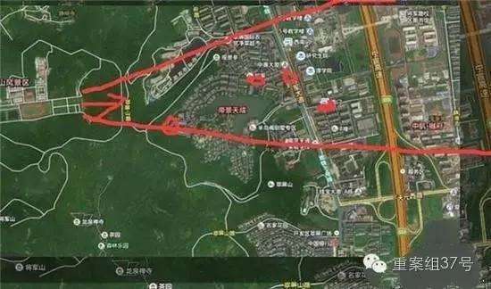 射擊場子彈射出方向（紅箭頭）有多個居民小區(qū) 。 圖片來源：交匯點新聞