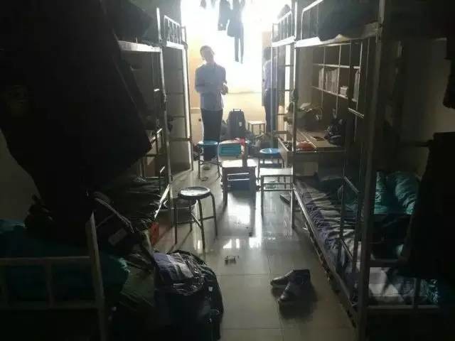 這個(gè)學(xué)校的男生宿舍火了！女同學(xué)都喊著要嫁