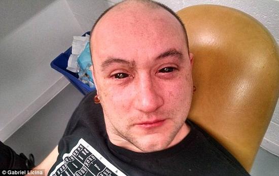 一支來自加州的研究團(tuán)隊(duì)研發(fā)了一種能使人類擁有夜視能力的藥水。該溶液由二氫卟吩e6與胰島素和生理鹽水混合而成。在往實(shí)驗(yàn)對(duì)象加西亞?里西納眼中滴入少量溶液之后，他的眼睛先是呈現(xiàn)全黑色，但在藥水被吸收之后即恢復(fù)正常。