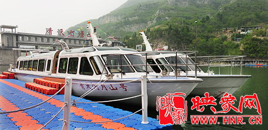 到青天河乘坐龍舟畫(huà)舫 暢游靈山秀水 到青天河乘坐龍舟畫(huà)舫 暢游靈山秀水