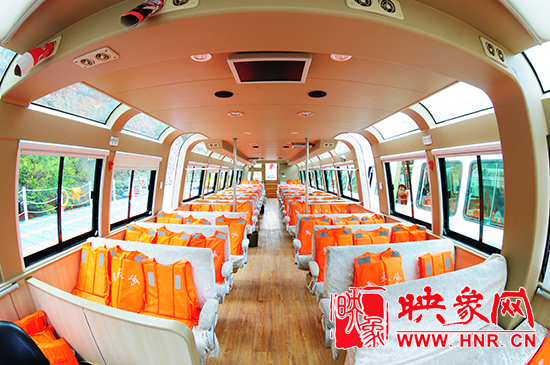 到青天河乘坐龍舟畫(huà)舫 暢游靈山秀水 到青天河乘坐龍舟畫(huà)舫 暢游靈山秀水