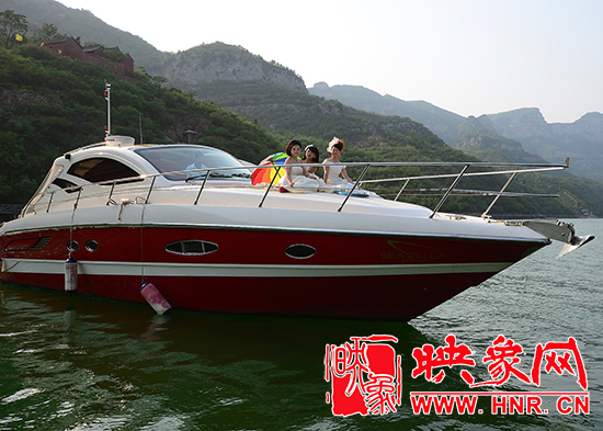 到青天河乘坐龍舟畫(huà)舫 暢游靈山秀水 到青天河乘坐龍舟畫(huà)舫 暢游靈山秀水