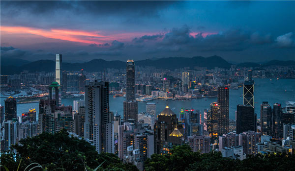 不要溫和地走進(jìn)那個良夜 因為夜太美！