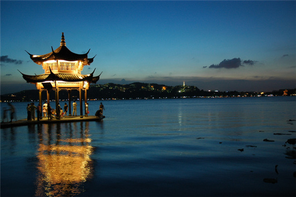 不要溫和地走進(jìn)那個良夜 因為夜太美！