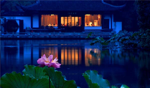 不要溫和地走進(jìn)那個良夜 因為夜太美！