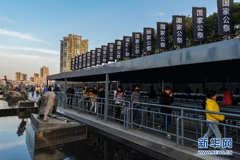 12月14日,觀眾排隊(duì)進(jìn)入侵華日軍南京大屠殺遇難同胞紀(jì)念館參觀。新華社記者 沈鵬 攝