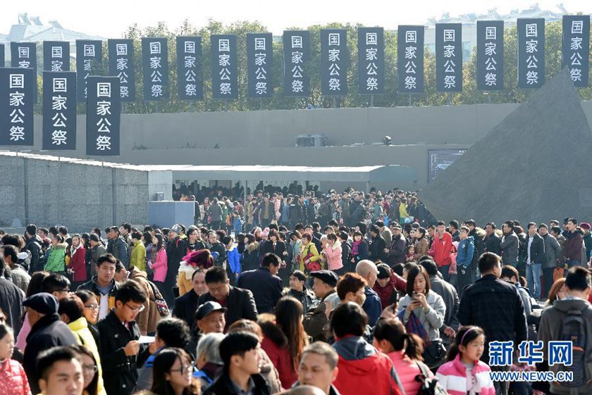 12月14日,參觀者在南京大屠殺遇難同胞紀(jì)念館參觀?！　⌒氯A社記者孫參攝