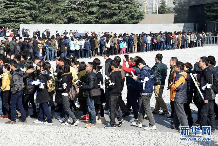  12月14日,參觀者在排隊(duì)進(jìn)入紀(jì)念館展館參觀。新華社記者孫參攝