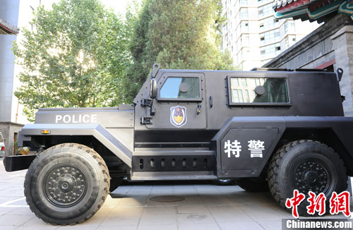 　　國產(chǎn)輕型聯(lián)合越野戰(zhàn)車側(cè)面照。張龍云攝