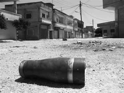 　11日，霍姆斯，政府軍和反對(duì)派武裝沖突過(guò)后留下一個(gè)彈殼。