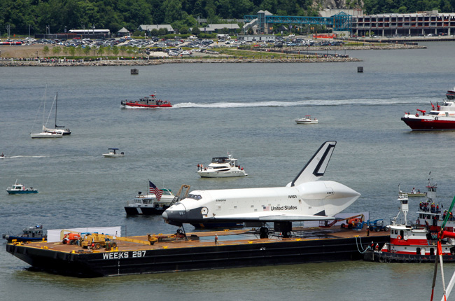 “企業(yè)”號(hào)航天飛機(jī)被運(yùn)往“無(wú)畏”號(hào)航空母艦(資料圖) “企業(yè)”號(hào)航天飛機(jī)被運(yùn)往“無(wú)畏”號(hào)航空母艦(資料圖)