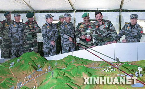 資料圖：2007年12月23日，中印陸軍聯(lián)合軍演中印參訓(xùn)指導(dǎo)組成員在進(jìn)行訓(xùn)練磋商