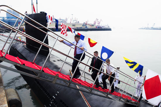 昨天，美國防長帕內(nèi)塔登上一艘中國宋級潛艇