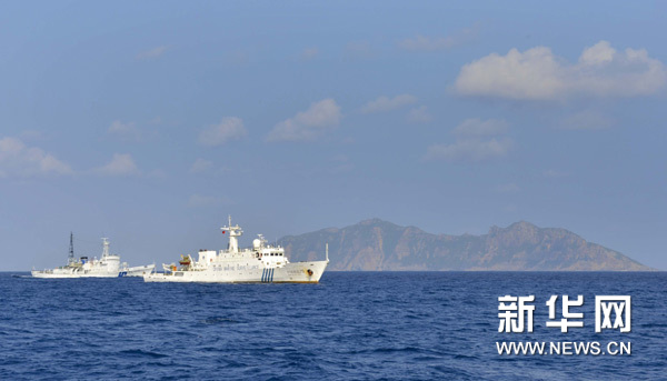 在釣魚島海域巡航的中國(guó)海監(jiān)75船（右）責(zé)令日船立即離開我國(guó)領(lǐng)海