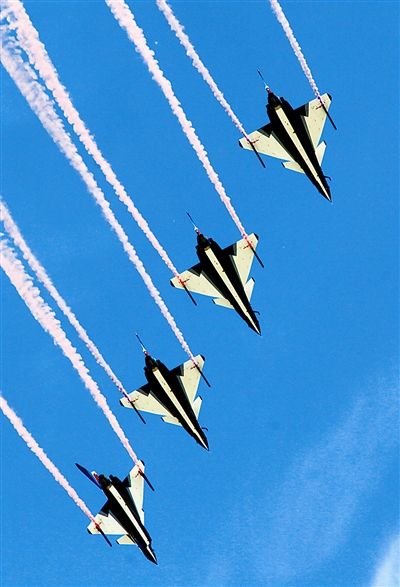 藍(lán)天為紙，6架紅藍(lán)涂裝的殲-10戰(zhàn)機(jī)縱情潑墨寫意