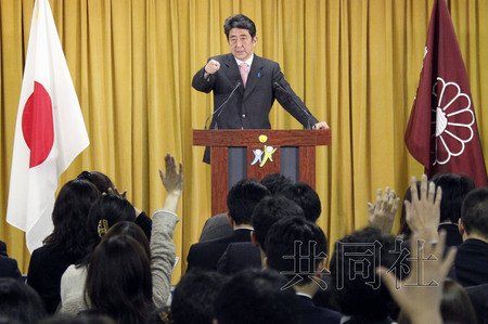 12月17日，日本自民黨總裁安倍晉三17日在黨總部會(huì)見記者，表示考慮與日本維新會(huì)和眾人之黨攜手修改憲法。