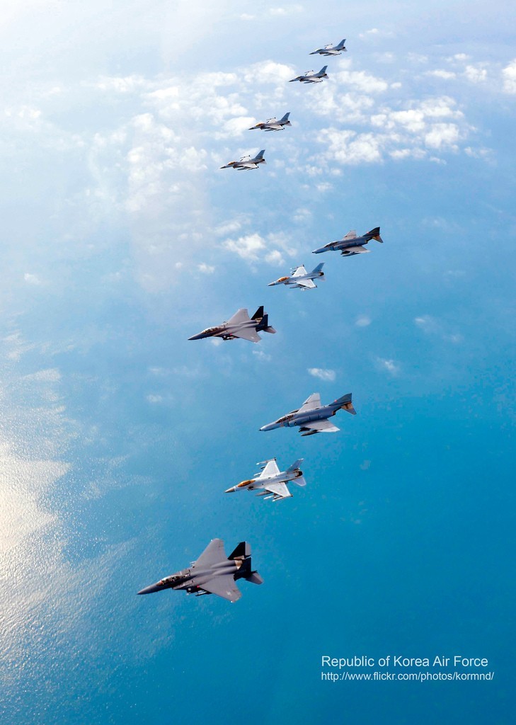 圖為韓空軍KF-16戰(zhàn)機(jī)、F-4戰(zhàn)機(jī)、F-15K兩代三型戰(zhàn)機(jī)編隊(duì)升空練作戰(zhàn)。
