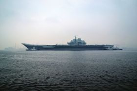 2月26日上午，中國海軍“遼寧艦”從大連港駛出，這是“遼寧艦”2013年首次出海。圖/CFP