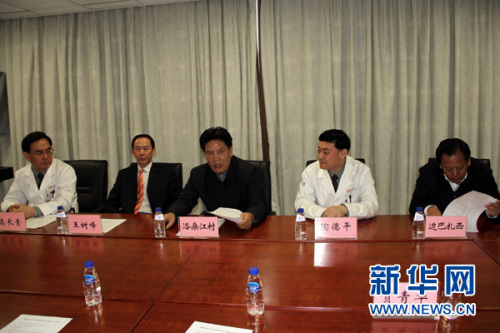 西藏自治區(qū)政府主席洛桑江村(左三)、副主席邊巴扎西(右一)一行來到解放軍總醫(yī)院，向牽頭“慈善援藏”救助活動的解放軍總醫(yī)院醫(yī)護(hù)人員表達(dá)謝意并贈送牌匾。蔡琳琳 攝