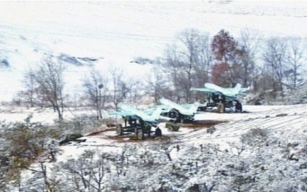 朝鮮公開(kāi)的照片顯示，在三輛牽引車(chē)輛上各自搭載了一架無(wú)人機(jī)。