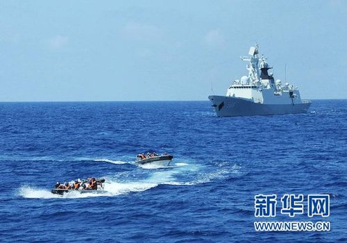 3月28日，十余名臨檢拿捕隊員從玉林艦出發(fā)，乘小艇駛向模擬可疑商船的艦只。