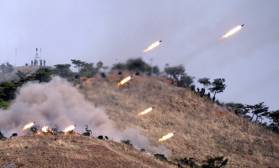 資料圖：朝鮮炮兵在進(jìn)行火力演習(xí)。