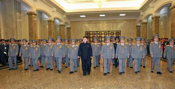 朝鮮最高領導人金正恩于15日零時率領朝鮮軍方高級干部參拜了安置金日成和金正日遺體的錦繡山太陽宮。