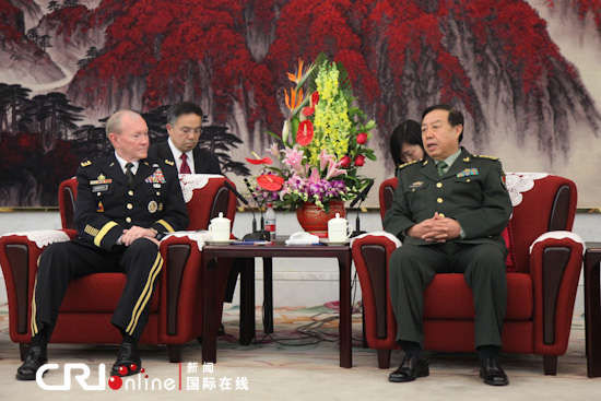 　中央軍委副主席范長龍上將（右）會見美軍參聯會主席鄧普西上將。