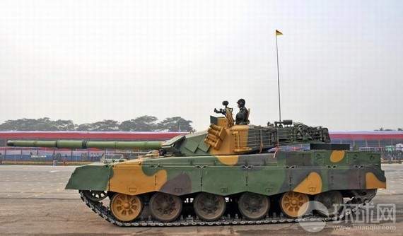 原文配圖：MBT-2000坦克參加孟加拉國閱兵。