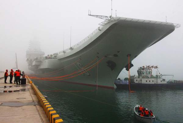 資料圖：遼寧艦停泊軍港。