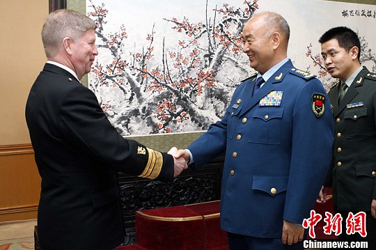 5月6日下午，中共中央軍委副主席許其亮空軍上將，在北京八一大樓會(huì)見(jiàn)來(lái)華進(jìn)行正式友好訪(fǎng)問(wèn)的芬蘭國(guó)防參謀長(zhǎng)蘭尼科海軍中將一行。中新社發(fā) 宋吉河 攝