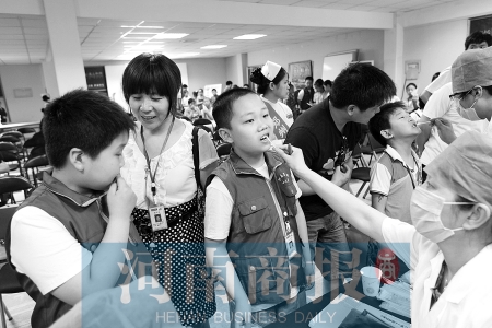 專家教商報(bào)小記者咋正確刷牙 專家教商報(bào)小記者咋正確刷牙